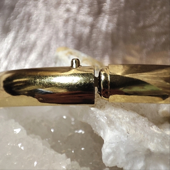 Vintage Smooth Gold Tone Plated Impressed Wreath Festoon Pattern Bangle Bracelet - Picture 7 of 14